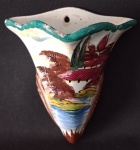 Antiga floreira Italiana para parede em porcelana . Apresenta discretos defeitos na borda da pintura . Medindo : 14 x 14 cm . Assinada .