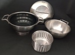 FRANKE - Conjunto de três peças em inox , sendo secador para saladas , tigela com alça e um pequeno escorredor com alça .