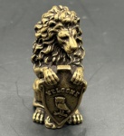 Miniatura representando leão com escudo, feito em cobre, rico em detalhes. Medidas: Altura 4 cm x Largura 2 cm x Profundidade 2 cm.