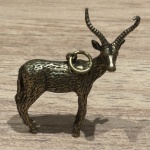 Miniatura representando uma cabra feito em cobre, rico em detalhes. Medidas: 5 cm x 4 cm x 1cm.