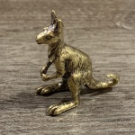 Miniatura de canguru feito em cobre, rico em detalhes. Medidas: 4 cm x 3 cm.