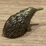 Miniatura representando toupeira, feito em cobre, rico em detalhes. Medidas: 2 cm x 4 cm x 1 cm.