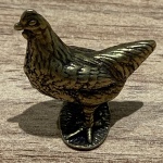 Miniatura de galinha, feito em cobre, rico em detalhes. Medidas: Altura 2,5 cm x Largura 1 cm x Profundidade 2 cm.