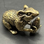 Miniatura representando rato roedor, feito em cobre, rico em detalhes. Medidas: Altura 2 cm x Largura 1 cm x Profundidade 2,5 cm.