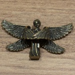 Miniatura representando anjinho, feito em cobre, rico em detalhes. Medidas: 3,5 cm x 1,5 cm x 6 cm.
