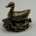 Miniatura representando pato, feito em cobre, rico em detalhes. Medidas: Altura 3 cm x Largura 3 cm x Profundidade 3 cm.