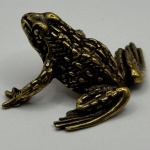 Miniatura de sapo feito em cobre, rico em detalhes. Medidas: Altura 2 cm x Largura 4 cm x Profundidade 3 cm.