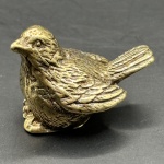 Miniatura representando passarinho, feito em cobre, rico em detalhes. Medidas: Altura 2 cm x Largura 1 cm x Profundidade 3 cm.