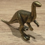 Miniatura representando dinossauro velociraptor, feito em cobre, rico em detalhes. Medidas: 4 cm x 4 cm x  1,5 cm.