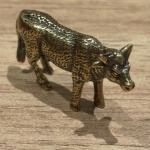 Miniatura representando vaca, feito em cobre, rico em detalhes. Medidas: 2,5 cm x 4,5 cm x  0,8 cm.