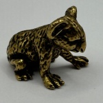 Miniatura de coala feito em cobre, rico em detalhes. Medidas: Altura 3 cm x Largura 2,5 cm x Profundidade 3,5 cm.