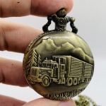 Lindo relógio de bolso vintage em metal bronzeado cinzelado e ricamente embelezado com figura em relevo de caminhão. Acompanha corrente. Funcionando.