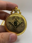 Relógio de bolso com decoração maçônica - Maçom Freemason Fraternal em metal dourado. Acompanha corrente. Funcionando.