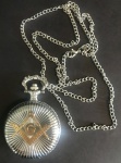 Relógio de bolso com decoração maçônica - Maçom Freemason Fraternal em metal prateado com detalhe em dourado.