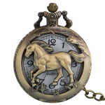 Lindo relógio de bolso vintage em metal bronzeado cinzelado e ricamente embelezado com figura em relevo de cavalo. Acompanha corrente. Funcionando.