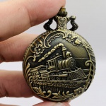 Lindo relógio de bolso vintage em metal bronzeado cinzelado e ricamente embelezado com figura em relevo de trem maria fumaça. Acompanha corrente. Funcionando.