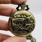 Lindo relógio de bolso vintage em metal bronzeado cinzelado e ricamente embelezado com figura em relevo de motocicleta; acompanha corrente.Funcionando.