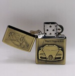 COLECIONISMO - Isqueiro recarregável em metal dourado com figura de um Bugatti Veyyron em relevo. Medindo 5,5 x 3,2 x 1,3 cm.