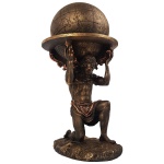 Escultura representando Atlas  - Atlas era um titã e fazia parte de uma geração de seres desproporcionais e monstruosos que representavam as forças da natureza. Essas forças foram as que agiram preparando a terra para chegada da vida humana. Escultura em resina com excelente acabamento, rica em detalhes, com patina na cor bronze  realizada a mão. Medidas: Altura: 22 cm. Largura: 7,5 cm. Comprimento: 12,5 cm.