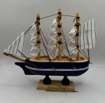 Miniatura de barco decorativo de mesa, feito em madeira, medindo 13 cm de altura, 15 cm de comprimento e  3,5 cm de largura.