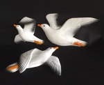 Três adornos para parede representando gaivotas. Medindo o maior 33 x 20 cm.