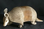 Escultura representando tatu, feito em resina, com riqueza de detalhes, decorado manualmente. Medindo  34,5 cm de comprimento x 16 cm de altura x 12 cm de largura.