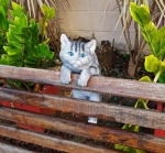 Gato de pendurar em resina, no tom cinza, com ricos detalhes. Medindo 12 cm de largura x 30 cm de altura x 16 cm de comprimento.