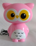 Luminária representando coruja na cor rosa com policromia. Acende a cabeça do abajour e é móvel. Medindo 22 cm de altura. Funcionando.