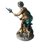 Escultura em resina representando Poseidon, o Deus dos Mares, em policromia, com perfeição nos detalhes. Medindo 14 cm de comprimento, 15 cm de largura e 25 cm de altura. Aproximadamente 1,05 kg.