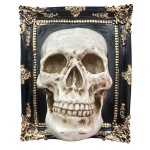 Quadro 3D feito em resina, moldura com fundo preto e detalhes dourados aplicados na borda e crânio fixado no centro, criando um efeito tridimensional. Medindo 12 cm de comprimento, 21 cm de largura e 26 cm de altura. Peso aproximado de 1,7 kg.