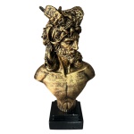 Escultura em resina representando busto do homem fauno, uma criatura mística meio homem, meio bode, com riqueza de detalhes e na cor dourada.