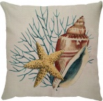 Capa para almofada com zíper invisível, feita em linhão crú com impressão na frente de Concha, Coral Azul, Estrela do Mar e verso liso. Tecido em Linhão 100% Poliéster. Dimensões da Capa: 45 cm X 45 cm. Não acompanha enchimento.