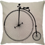 Capa para almofada com zíper invisível, feita em linhão crú com impressão na frente de bicicleta antiga e verso liso. Tecido em Linhão 100% Poliéster. Dimensões da Capa: 45 cm X 45 cm. Não acompanha enchimento.