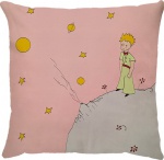 Capa para almofada com zíper invisível, feita em sarja com impressão em ambos os lados com tema do Pequeno Príncipe na cor rosa. Tecido em Sarja 100% Poliéster. Dimensões da Capa: 45 cm X 45 cm. Não acompanha enchimento.