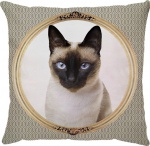 Capa para almofada com zíper invisível, feita em oxford com impressão frente e verso de gato Siamês. Tecido Oxford 100% Poliéster. Dimensões da Capa: 45 cm X 45 cm. Não acompanha enchimento.