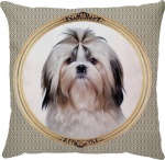 Capa para almofada com zíper invisível, feita em oxford com impressão frente e verso do cachorro Shih Tzu. Tecido Oxford 100% Poliéster. Dimensões da Capa: 45 cm X 45 cm. Não acompanha enchimento.