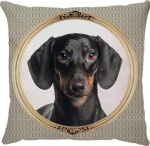 Capa para almofada com zíper invisível, feita em oxford com impressão frente e verso do cachorro Dachshund (Salsicha) preto. Tecido Oxford 100% Poliéster. Dimensões da Capa: 45 cm X 45 cm. Não acompanha enchimento.