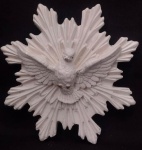 Divino Espírito Santo - Bela imagem em estuque representando Divino Espírito Santo, na cor toda branca. Medindo 16 cm de diâmetro x 3 cm de profundidade .