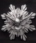 Divino Espírito Santo - Bela imagem em estuque representando Divino Espírito Santo, inteiramente patinado na cor prata com ricos detalhes em relevo. Medindo 16 cm de diâmetro x 3 cm de profundidade .