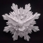 Divino Espírito Santo - Bela imagem em estuque representando Divino Espírito Santo, fundo prateado com ricos detalhes. Medindo 16 cm de diâmetro x 3 cm de profundidade .