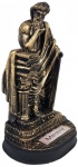 MAÇONARIA  - MESTRE - Escultura representando símbolo maçônico, dito Mestre; peça em resina com patina em ouro. Medindo 19 x 11 x 9 cm.