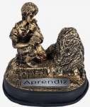 MAÇONARIA  - APRENDIZ  - Escultura representando símbolo maçônico, dito Aprendiz; peça em resina com patina em ouro velho. Medindo 11 x 10 x 9 cm.