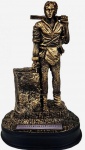 MAÇONARIA  - COMPANHEIRO - Escultura representando símbolo maçônico, dito Companheiro; peça em resina com patina em ouro velho. Medindo 17 x 12 x 9 cm.