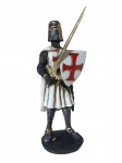 Escultura em resina policromada representando guerreiro medieval  templário com escudo. Espada em metal. Medindo 25,5 x 9 x 8 cm.