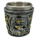 Copo de shot com tema guerreiro medieval em resina e interior em inox. Material resistente com excelente acabamento, rico em detalhes, produzido de modo semi artesanal. Altura: 6 cm; Diâmetro: 5,5 cm; Capacidade: 60 ml.