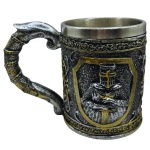 Caneca com alça, guerreiro templário em relevo, confeccionado em resina e copo interno em alumínio. Material resistente com excelente acabamento, rico em detalhes, produzido de modo semi artesanal, com pintura realizada a mão. Medidas: 15 cm x 10,5 cm x 12 cm. Capacidade: 400 ml.