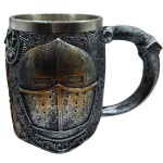 Caneca com alça, guerreiro medieval em relevo, confeccionado em resina e copo interno em alumínio. Material resistente com excelente acabamento, rico em detalhes, produzido de modo semi artesanal, com pintura realizada a mão. Medidas: 15 cm x 10,5 cm x 12 cm. Capacidade: 400 ml.
