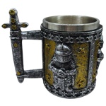 Caneca com alça em formato de espada, guerreiro medieval em relevo, confeccionado em resina e copo interno em alumínio. Material resistente com excelente acabamento, rico em detalhes, produzido de modo semi artesanal, com pintura realizada a mão. Medidas: 15 cm x 10,5 cm x 12 cm. Capacidade: 400 ml.