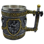 Caneca com alça em formato de espada, guerreiro medieval  e alabardas em relevo, confeccionado em resina e copo interno em alumínio. Material resistente com excelente acabamento, rico em detalhes, produzido de modo semi artesanal, com pintura realizada a mão. Medidas: 15 cm x 10,5 cm x 12 cm. Capacidade: 400 ml.