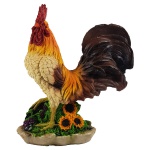 Escultura em resina policromada representando galo com girassol. Peça com riqueza de detalhes. Medindo  31 x 25 x 8 cm.